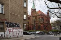 Along the sidewalk in Prenzlauer Berg, Berlin, 2021. The Gethsemanekirche – a central meeting point in the 1980s for opponents of the East German regime, and a crucial site of the demonstrations of the “Peaceful Revolution” in the autumn of 1989 that resulted in the fall of the Berlin Wall. Photo: Laura Fiorio.