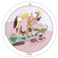 Round tarot card. In its outer edge, we can read 0 at at the top and Fool at the bottom. In the centre of the card there is an illustration that shows a person doing a hand stand next to a river. With their left foot, they are holding a brown stick with a golden eye attached. They are surrounded by a crocodile, a bald eagle, a tiger, red and white mushrooms and a white water lily. At the back, the sun is setting behind snow-covered peaks.